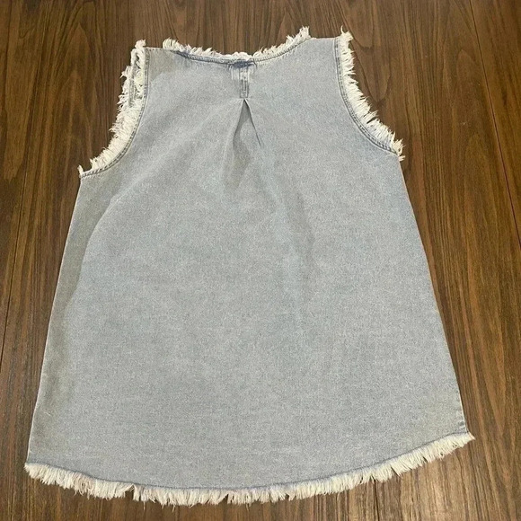 Umgee Denim Light Wash Sleeveless Cut Off V Neck Women’s Blouse size Small - Picture 5 of 11